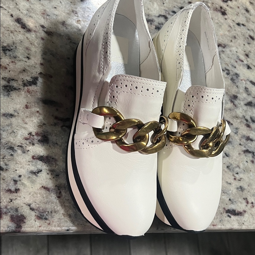 Dolce Vita White Flats with Gold Chain Detail - Picture 9 of 9